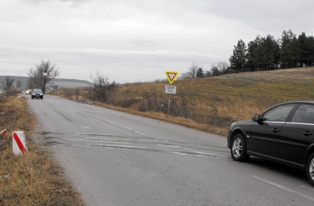 Ремонтът на пътя Търговище – Разград потъна в бумащина