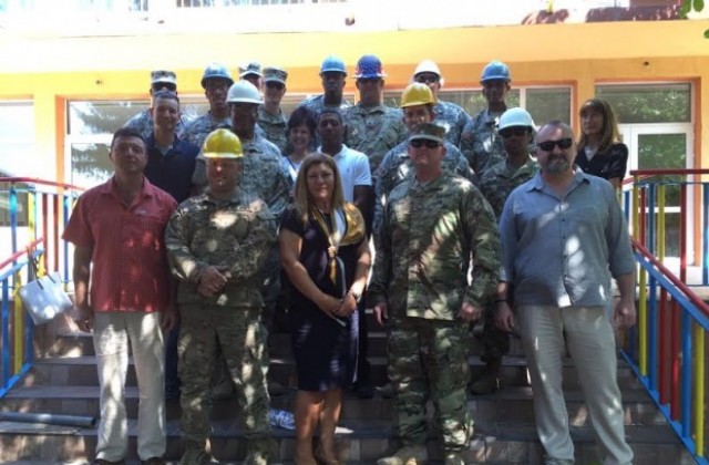Снежана Данева се срещна с военнослужещи, които ремонтират ЦДГ „Надежда“ в Килифарево