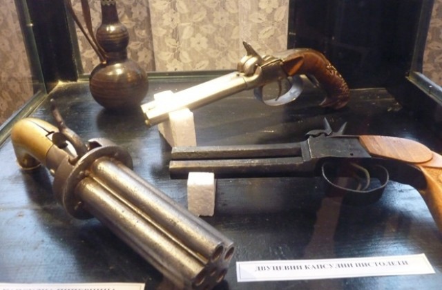 Старинни оръжия са иззети при спецакция от домашен музей в Червен бряг