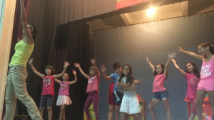 Деца се занимават с актьорско майсторство през лятната ваканция