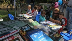 Мобилни читални в парковете в София