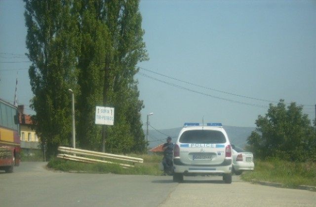 Белезници за 10 жители на кв. Изток в Кюстендил, за грубо нарушаване на обществения ред и закани към полицаи