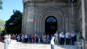 Огромна опашка от чакащи да запалят свещ в Катедралата СНИМКИ