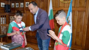 Пловдив посрещна златни медалисти от международна олимпиада по математика