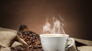 Как трябва да се носи чашата с кафе за да