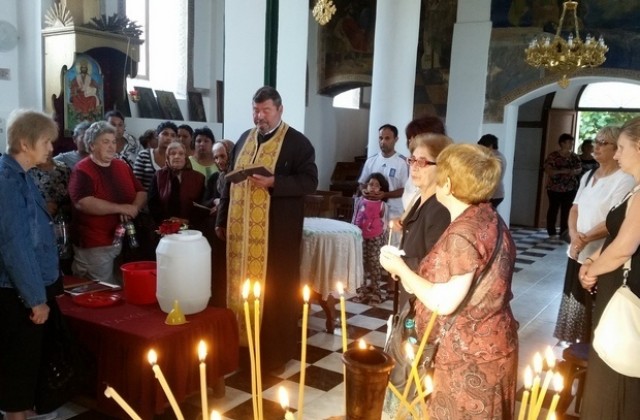 Курбан за здраве направиха на Голяма Богородица в Гулянци