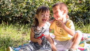 Изложба на входа на Морската показва слънчевите деца