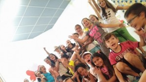 Счупеният прозорец от децата в летния театрален курс на ОДК