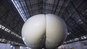 Първи полет за гигантския хелиев дирижабъл Airlander 10 ВИДЕО