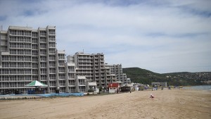 Данъчните затвориха 15 хранителни магазина по морето