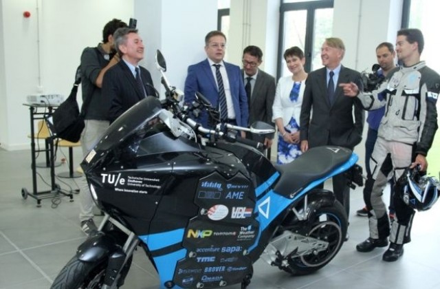 Първият в света електрически туристически мотоциклет пристигна в България (СНИМКИ)