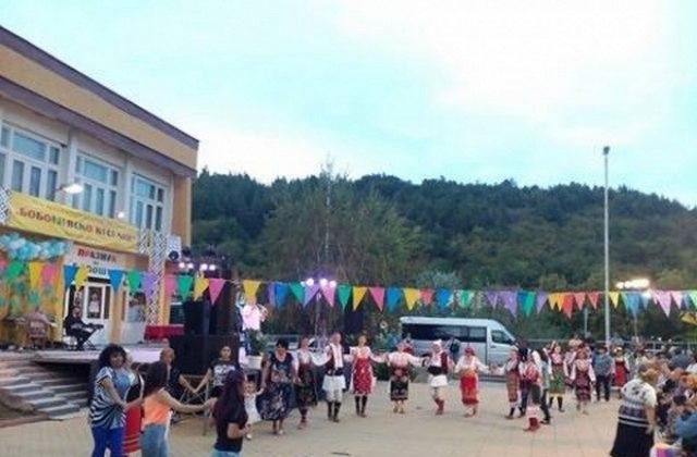 Бобошевско веселие събира стотици на мегдана