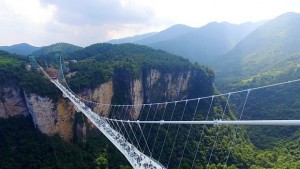В Китай откриха найдългия и висок стъклен мост СНИМКИ ВИДЕО