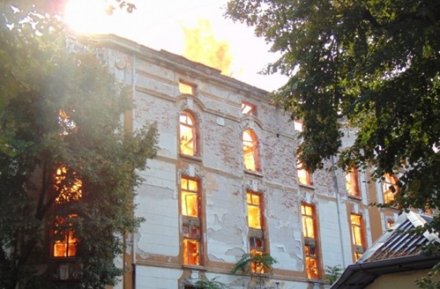 Изгоряха три от тютюневите складове в Пловдив (СНИМКИ)