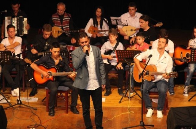 Малки музиканти свириха и пяха на една сцена с Борис Солтарийски в Банско