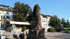 Служители на областната администрация почистиха паметника на Тодор Кирков в