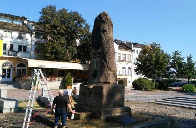 Служители на областната администрация почистиха паметника на Тодор Кирков в Ловеч