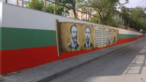 Ученици превърнаха бетонна стена в пантеон на българщината СНИМКА