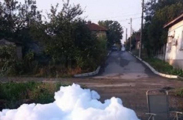 Пяна от стъкларските заводи край Търговище е изпратена за анализ в РИОСВ