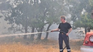 40 служители от ЮИДПСливен участват в гасенето на два пожара