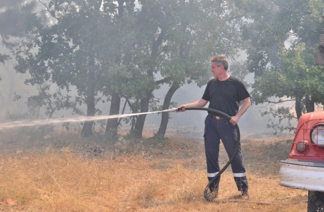40 служители от ЮИДП-Сливен участват в гасенето на два пожара в района на Харманли