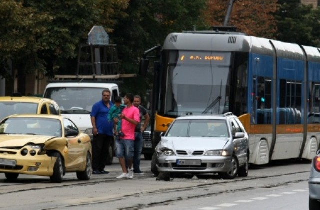 Катастрофа спря движението на трамваите по Христо Ботев (СНИМКИ)