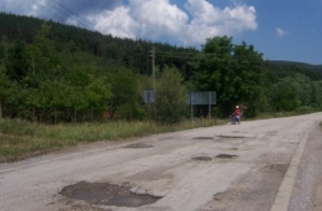 С 600 000 лева ремонтират пет пътни отсечки между села в Търговищко