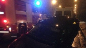 Пожарникари вадят пропаднал в дупка на пътя автомобил