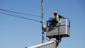 Премахват незаконните кабели по бул Симеон Велики в Шумен