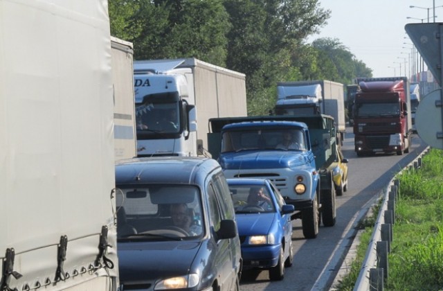 Километрични опашки от автомобили на турските гранични пунктове към България и Гърция
