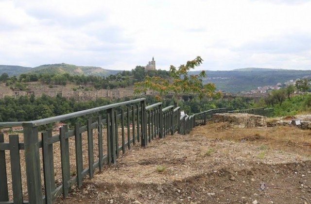 С монтирането на предпазни огради  приключва социализацията на крепостта Трапезица