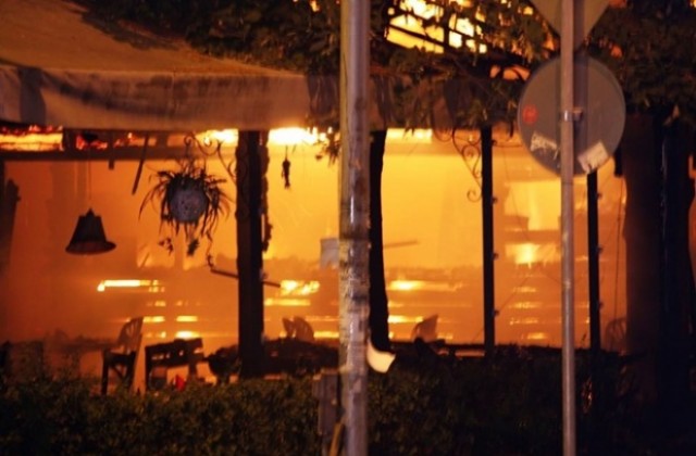 Три сериозни пожара гасиха огнеборците във Варна