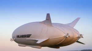 Найголемият дирижабъл в света се сблъска с телеграфен стълб ВИДЕО