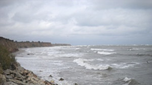 Предупреждават за бурен вятър и високи вълни край морето