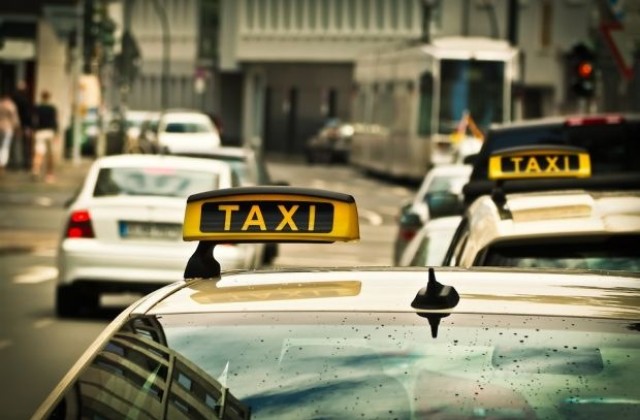 В Сингапур дебютират първите самоуправляващи се таксита