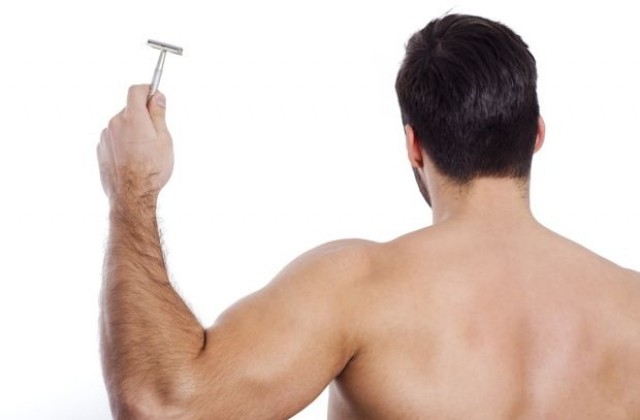 Изобретиха самобръсначка, с която мъжете да си бръснат гърбовете (СНИМКИ/ВИДЕО)