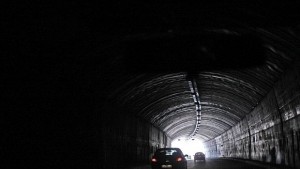 Камион аварира в тунела Витиня и предизвика километрични опашки