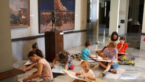 Подреждат изложба с творби на децата участвали в лятната Работилница