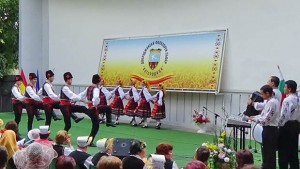 Букет от фолклорни цветове на събора Богородица в Генерал Тошево