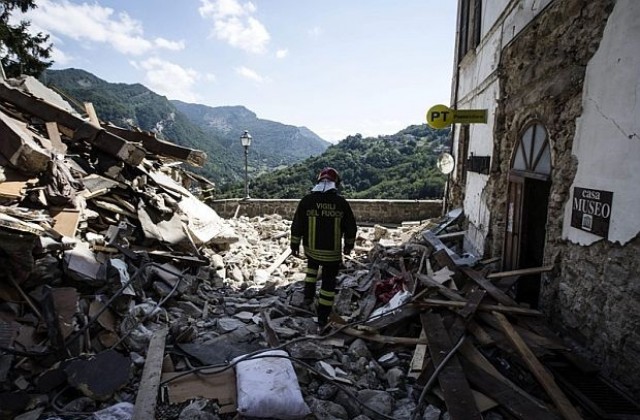 Жертвите на земетресението в Италия вече са 267, а вторичните трусове стигнаха 900