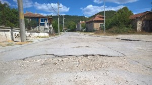 В Девня кърпят десетки улици които създават опасност за движението
