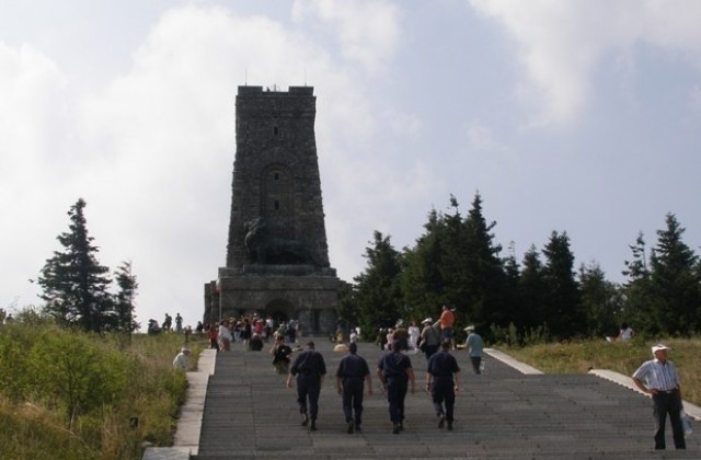 Хиляди се изкачиха на връх Шипка, за да почетат паметта на загиналите за свободата