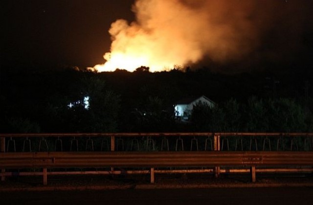 Пожар пламна във вилната зона в Казанлък, потушиха го