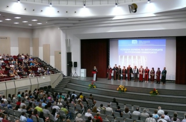 Над 300 задочни студенти направиха първата си „академична разходка“ в Русенския университет