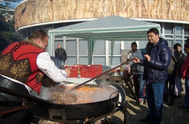Лютеница за празниците на Димитровград готвят днес в Големия тиган