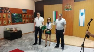 Бронзовата медалистка Елица Янкова с почетен знак от кмета на