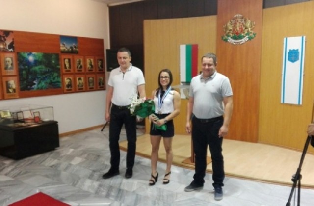 Бронзовата медалистка Елица Янкова с почетен знак от кмета на Варна
