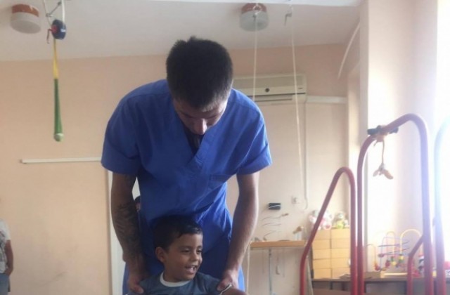 Дете с церебрална парализа проходи след рехабилитация в Центъра във „Виница“