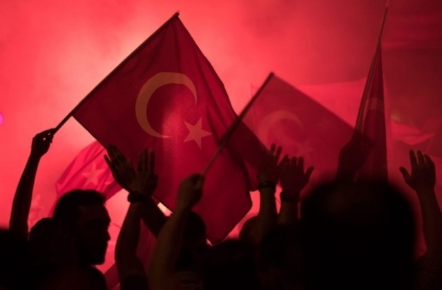 Още журналисти в Турция отиват в затвора