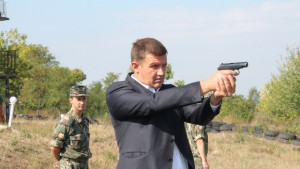 Областният управител с 1 в турнир по стрелба